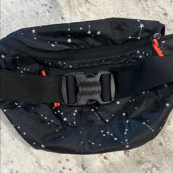 Eddie Bauer Black and White Belt Bag with Star Pattern - Picture 4 of 7